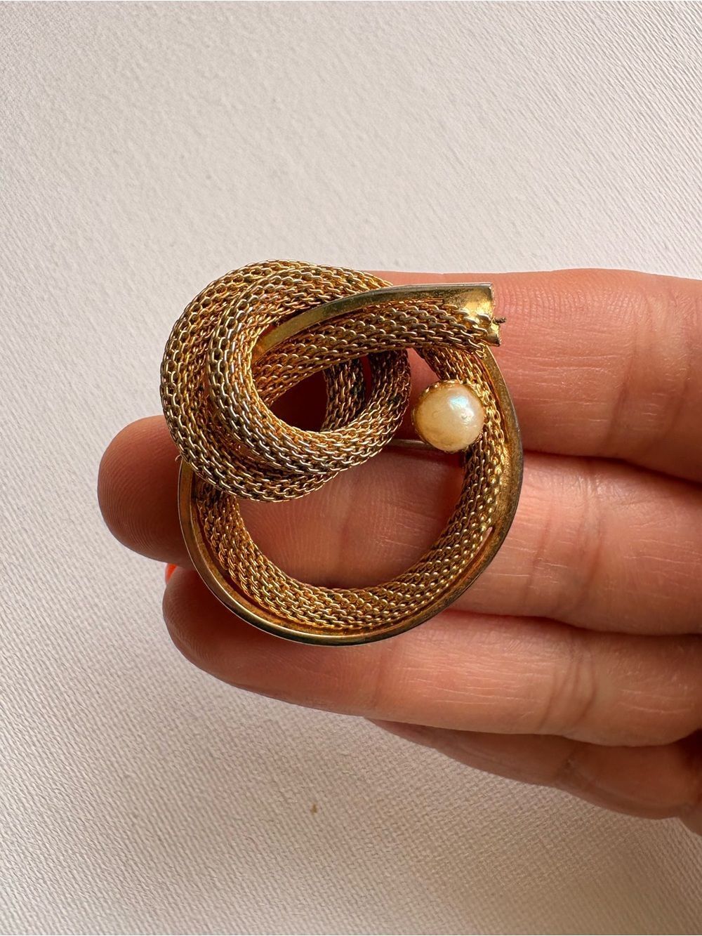 Vintage Gold Knot Brooch Pearl Accent Retro Love Knot Statement Pin Jewelry